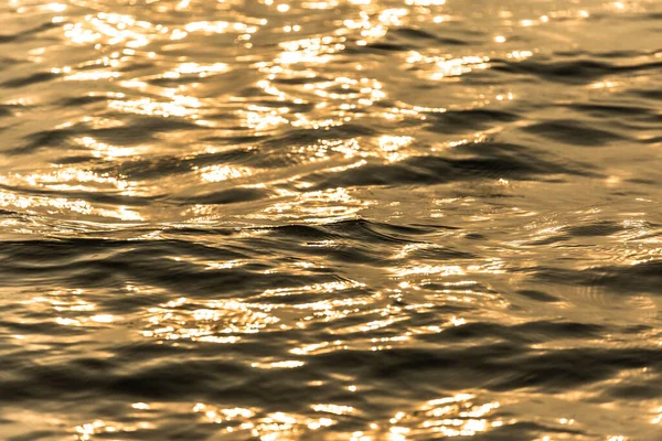 Поверхность Воды Движущейся Волной Отражения Золотой Воды — стоковое фото