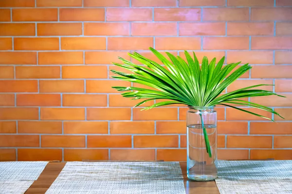 Palmenblätter Einer Vase Auf Dem Tisch Mit Wandhintergrund — Stockfoto