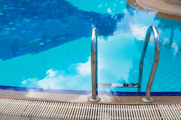 Handgrepen Ladder Blauw Water Van Zwembad Achtergrond — Stockfoto