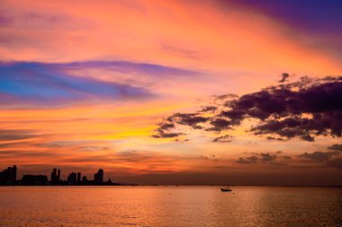 Deniz göğü sahili doğanın günbatımı arka planı