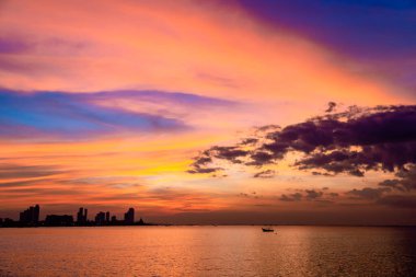 Deniz göğü sahili doğanın günbatımı arka planı