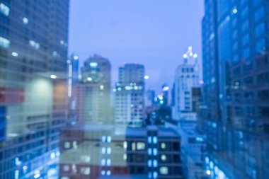 Şehir manzarasının bulanık görüntüsü. Geceleyin ışık saçan arka plan.