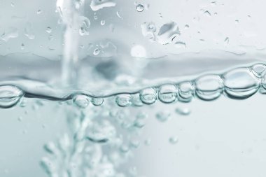 Temiz mavi sudaki kabarcıklar, doğa arka planı için içmeye hazır.