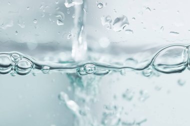 Temiz mavi sudaki kabarcıklar, doğa arka planı için içmeye hazır.