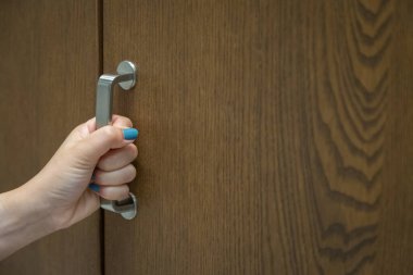 Kadın arka plan için el ile gardırobu açar