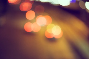 Şehir arka planındaki Bokeh hafif trafiğinin odak noktasını kapat