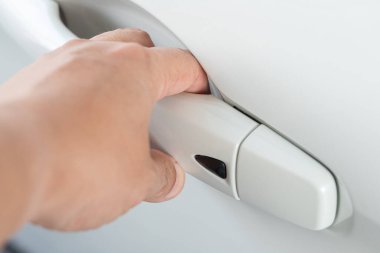 Adam arabanın kapısını açtı.