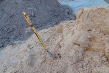 Kürekle inşa edilecek kum yığını