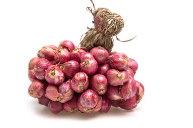 Tayland arpacığı, beyaz arka planda yemek pişirmek için kullanılan baharatlar.