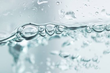 Temiz mavi sudaki kabarcıklar, doğa arka planı için içmeye hazır.