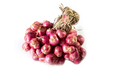 Tayland arpacığı, beyaz arka planda yemek pişirmek için kullanılan baharatlar.