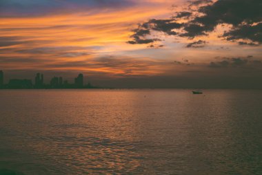 Deniz göğü sahili doğanın günbatımı arka planı