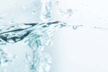 Temiz mavi sudaki kabarcıklar, doğa arka planı için içmeye hazır.