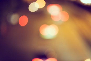 Şehir arka planındaki Bokeh hafif trafiğinin odak noktasını kapat