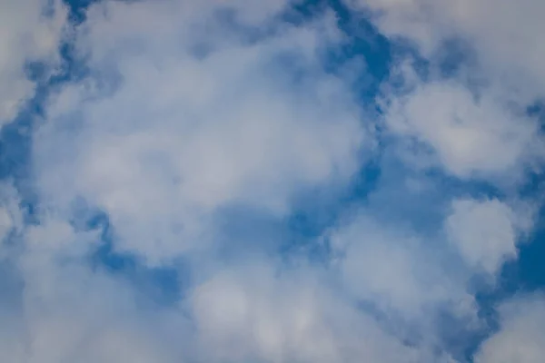 Bolyhos Fehér Felhők Kék Háttér — Stock Fotó