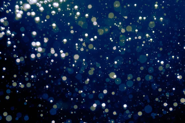 黒の背景に青いピンぼけ抽象 — ストック写真