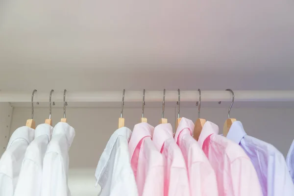 Kleiderbügel Kleiderschrank Mit Weißem Und Rosa Hemd Ready Wear Für — Stockfoto