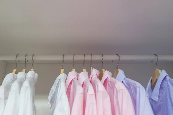 Вешалка Одежды Гардеробе Белой Розовой Рубашкой Готовая Работе Заднем Плане — стоковое фото