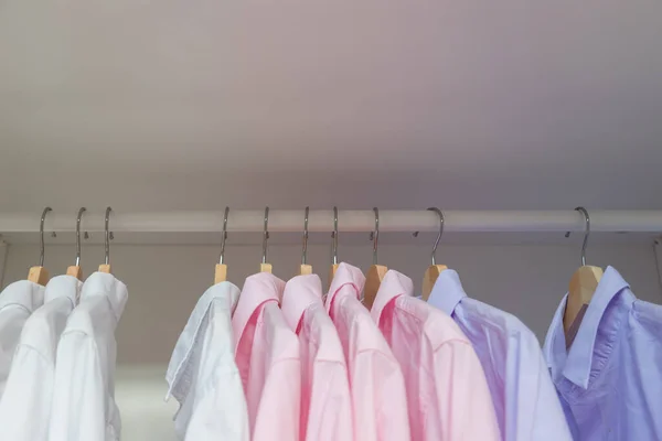 Percha Ropa Armario Con Camisa Blanca Rosa Listo Para Usar —  Fotos de Stock