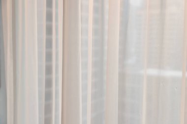 Beyaz perdeler ve sabah güneşi arka planı