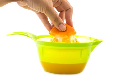 Beyaz arka planda yeşil meyve sıkacağı ile sıkılmış taze portakal suyu hazırlayın..