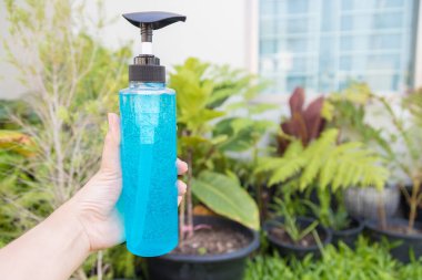 Antibakteriyel koruma için alkol jeli şişesi ellerini temizleyebilir, sterilize edebilir ve anti-korona ve anti-virüs özellikleri taşıyabilir.