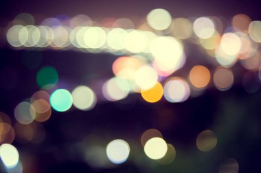 Şehirde koyu arkaplanı olan bulanık ışık deodorantı