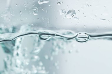 Temiz mavi sudaki kabarcıklar, doğa arka planı için içmeye hazır.