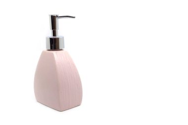 Beyaz zemin üzerinde modern seramik sıvı sabun şişesi