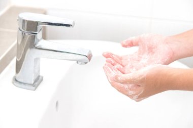Temizlik için ellerinizi sabunla yıkamak mikropları ve Covid-19 'u önlemeye yardımcı olur.