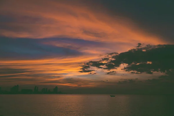 夕日を背景にした海の空のビーチ — ストック写真