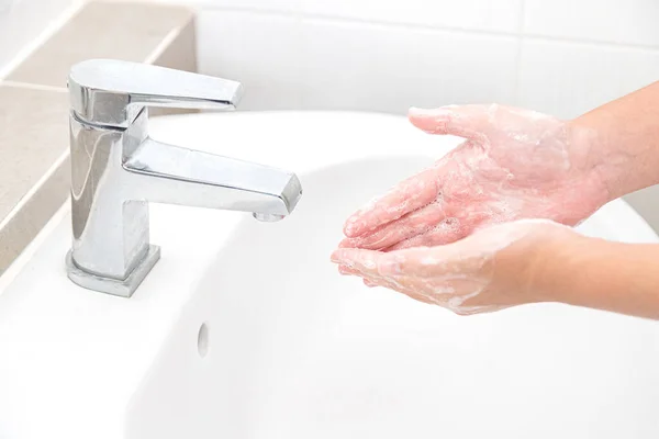 Handen Wassen Met Zeep Voor Het Reinigen Helpt Ziektekiemen Covid — Stockfoto