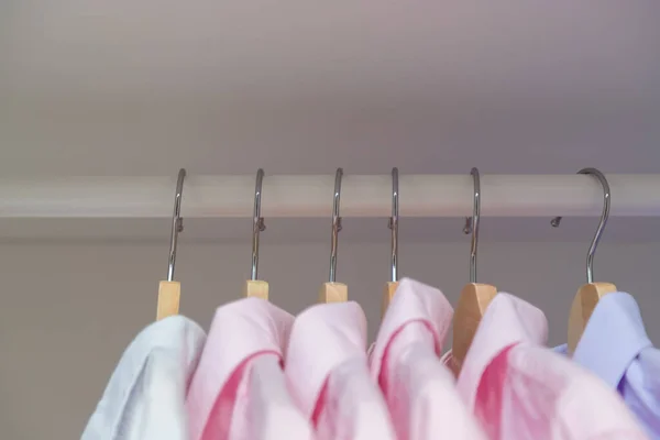 Kleerhanger Garderobe Met Wit Roze Overhemd Klaar Voor Gebruik Achtergrond — Stockfoto