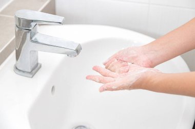 Temizlik için ellerinizi sabunla yıkamak mikropları ve Covid-19 'u önlemeye yardımcı olur.