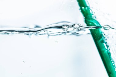 Temiz su taze su içmeye hazır ve yeşil tüplü kabarcıklar.