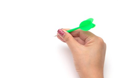 Hedef merkezdeki beyaz arka planda dartlı eller