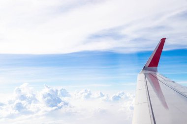 Gökyüzünde kabarık beyaz bulutlu kanatlar, doğa arka planı.