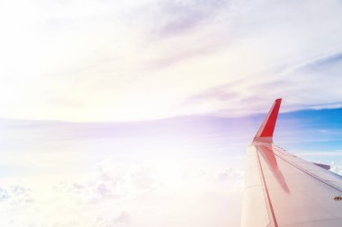 Gökyüzünde kabarık beyaz bulutlu kanatlar, doğa arka planı.