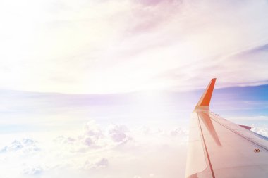 Gökyüzünde kabarık beyaz bulutlu kanatlar, doğa arka planı.