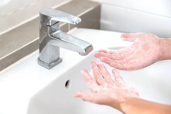 Handen Wassen Met Zeep Voor Het Reinigen Helpt Ziektekiemen Covid — Stockfoto