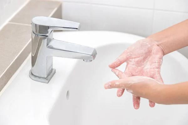Mytí Rukou Mýdlem Pro Čištění Pomáhá Předcházet Bakteriím Covid — Stock fotografie