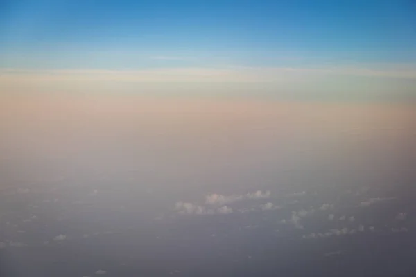 飛行機の自然を背景に撮影された雲と美しい青空 — ストック写真