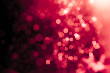 Odaklanamayan kırmızı ışık siyah arka planda bulanık bir bayram.