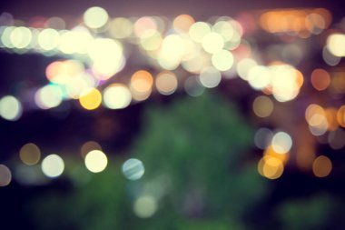 Şehirde koyu arkaplanı olan bulanık ışık deodorantı