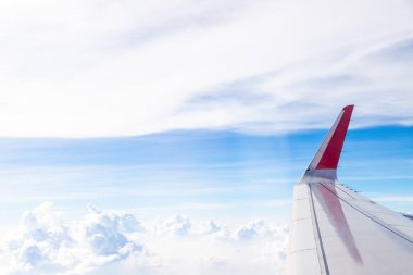 Gökyüzünde kabarık beyaz bulutlu kanatlar, doğa arka planı.