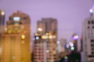 Şehir manzarasının bulanık görüntüsü. Geceleyin ışık saçan arka plan.