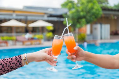 Kutlama toplantısı için havuzda kokteyl partisi.