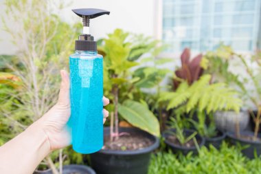 Antibakteriyel koruma için alkol jeli şişesi ellerini temizleyebilir, sterilize edebilir ve anti-korona ve anti-virüs özellikleri taşıyabilir.