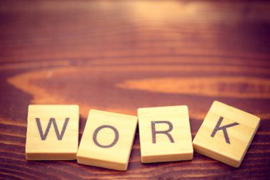 Eski tip ahşap arka planda alfabe çalışması