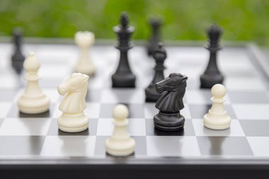 Satranç tahtası oyunu, strateji ve yeşil arka planlı iş konsepti yarışması